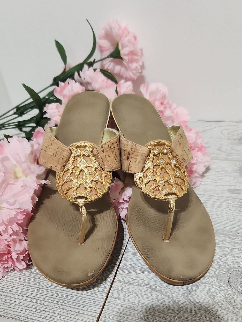 Onex Cork Thong Sandals With Gold Tone Medallion (9)